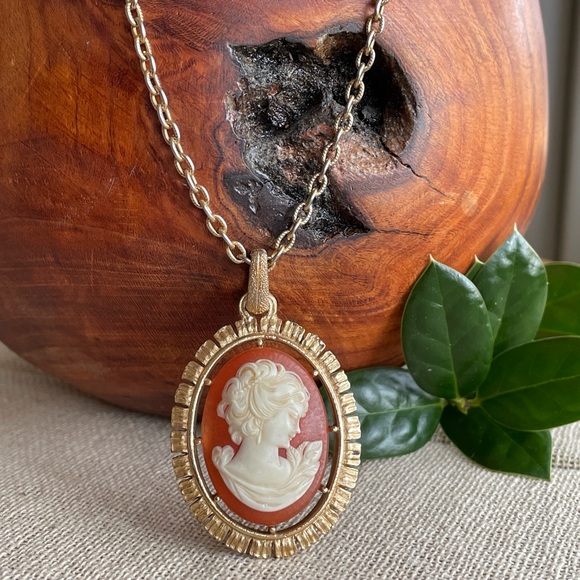 Avon Jewelry - Vintage Avon Reversible Cameo Pendant Necklace